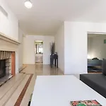 Апартаменты Flower 360º - Your Lovely Flat With Pool And Parking Лиссабон